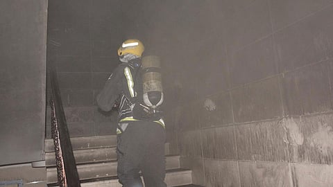 بالصور.. الدفاع المدني يخلي 14 شخصًا من عمارة بعد اندلاع حريق في جدة