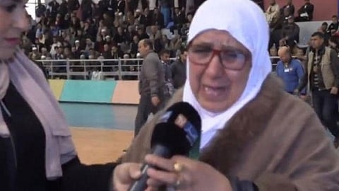 فيديو.. مسنة جزائرية تجهش بالبكاء لضياع فرصتها بالحج.. والسفير العميريني يمنحها تأشيرة