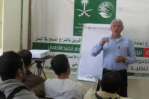 «إغاثي الملك سلمان» يعقد دورة توعوية بمخاطر تجنيد الأطفال لأسر يمنية في مأرب