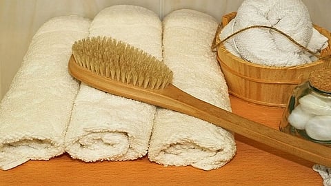 الفرشاة الجافة.. هل تساعد في علاج السيلوليت؟