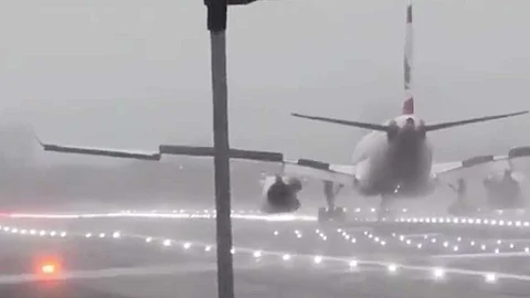 شاهد.. هبوط استثنائي ينقذ ركاب طائرة في لندن من «الرياح العاتية»
