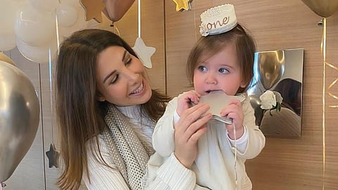 دون «ماكياج».. نانسي عجرم تحتفل بعيد ميلاد ابنتها «ليا»