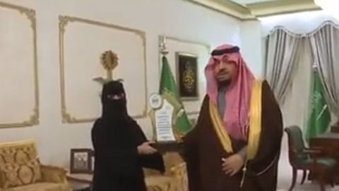 بالفيديو.. أمير الحدود الشمالية يكرم آمال العنزي بعد واقعة «الحادث المروري»