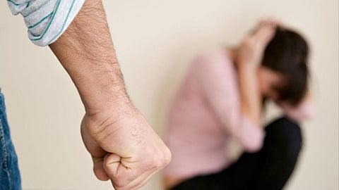 أخصائي نفسي يعدد أشكال العنف.. ويؤكد: زوجات يضربن الرجال