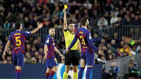 برشلونة يتلقى «59» بطاقة صفراء مقابل «45» الموسم الماضي