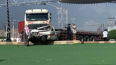 الهلال الأحمر يكشف تفاصيل تصادم شاحنة كبيرة بسيارة صغيرة بالباحة