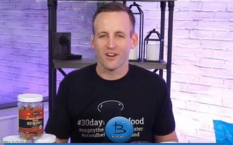 رجل يتناول «طعام الكلاب» 30 يومًا.. ويكشف السبب