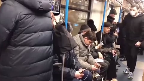 بالفيديو.. شاب روسي يثير ذعر ركاب مترو موسكو بـ«كورونا»
