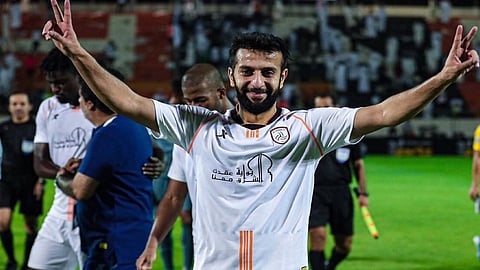 بالفيديو.. مدافع نادي الشباب يحرز هدفًا رائعًا بالقدم في «كرة السلة»