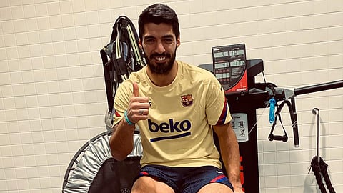 سواريز يتخلى عن العكاز.. ويقترب من العودة إلى برشلونة