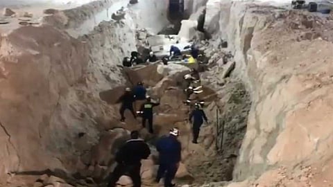 مقتل 4 وفقدان 7 في انهيار رملي بمشروع كويتي تنفذه شركة صينية