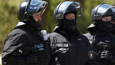 ألماني يغط في نوم عميق والنيران تحاصر سريره