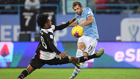 قائد لاتسيو يغيب عن الملاعب لجراحة في كاحل القدم