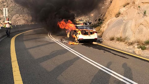 حادث مروري يتسبب في اندلاع النيران في سيارة بالباحة