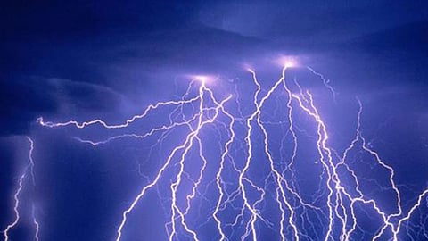 سحب رعدية ممطرة ونشاط للرياح المثيرة للأتربة.. الجمعة