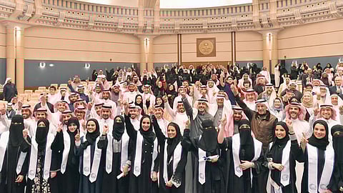 بالصور.. تخصصي خالد للعيون يحتفل بتخرج 34  طبيبًا وطبيبة