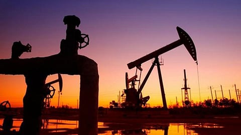 أسعار النفط تتجه إلى مكسب أسبوعي.. و«برنت» يحقق 56.35 دولار