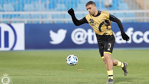 حمدالله يقود تشكيل النصر والشباب يدفع بالقوة الضاربة