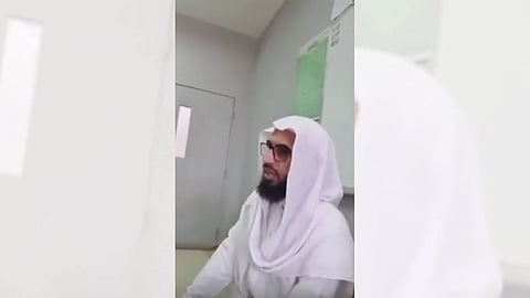 وسائل التواصل تتناقل موقف نبيل لقائد مجمع تعليمي مع معلم بجازان