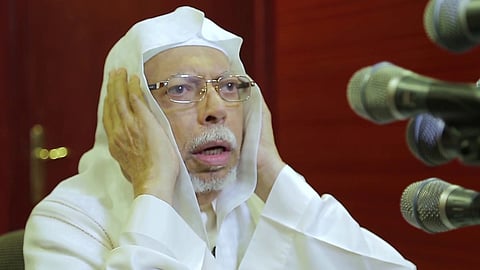 الشيخ «علي ملا» يوضّح سبب عدم استكماله أذان العشاء بالحرم المكي