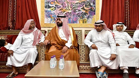 بالصور.. نائب أمير جازان ينقل تعازي القيادة لوالد وذوي الشهيد «زربان»