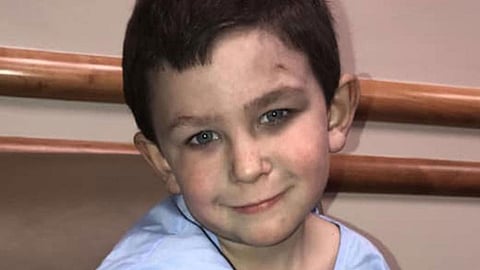 بالصور.. عمره 5 سنوات..  طفل خارق ينقذ عائلته من الموت حرقًا