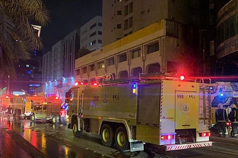 بالفيديو والصور.. «مدني الرياض» يُسيطر على حريق في مبنى إداري على طريق الملك فهد