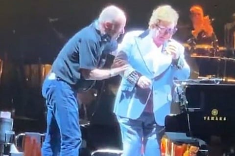 إلتون جون يقطع حفلته بأوكلاند باكيًا: فقدت صوتي تمامًا ولا أستطيع الغناء