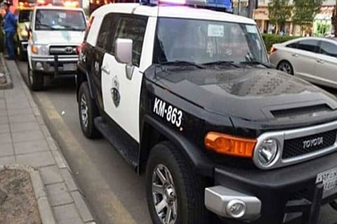 الإطاحة بشابين استعرضا تعاطيهما الحشيش داخل مركبة بجدة
