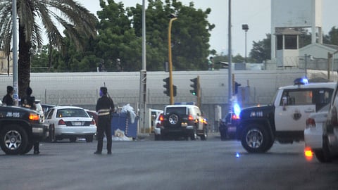 «شرطة جازان» تطيح بمواطن حطم شاشات أجهزة صرف آلي لعدد من البنوك