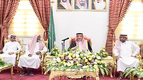 بالصور.. أمير جازان يستقبل والد وذوي الشهيد «دهل»