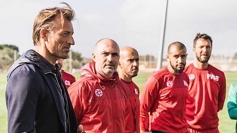 رينارد يثمن مشروع «صقور المستقبل» في برشلونة