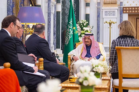 بالصور.. خادم الحرمين الشريفين يستعرض الأحداث الإقليمية والدولية مع وزير الخارجية الأمريكي