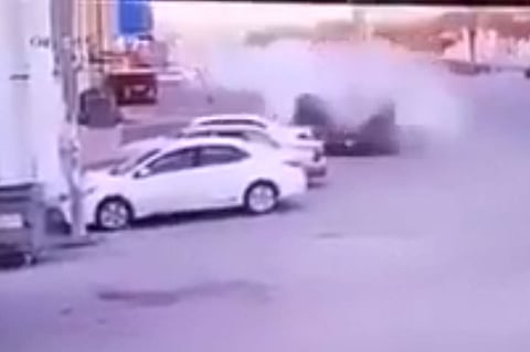 فيديو يوثق انشطار مركبة نصفين بسبب عمود إنارة