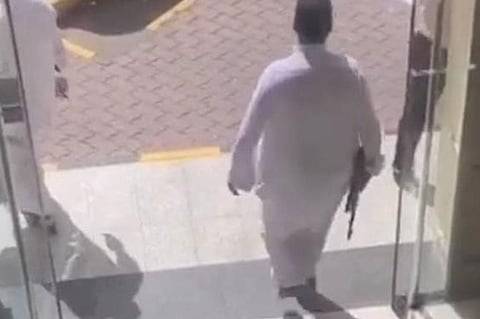 شرطة الرياض تضبط مواطنًا استعرض بسلاح رشاش داخل مطعم بحي الشفاء