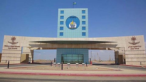 وفد طالبات جامعه جازان يزور الأقسام النسائية بإمارة المنطقة