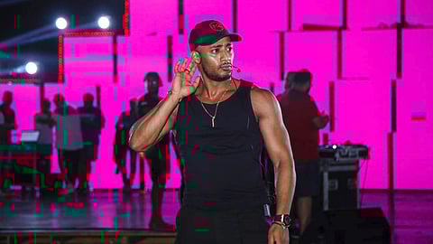 بالفيديو.. فنان شهير يعامل محمد رمضان بطريقة غير لائقة في حفل زفاف