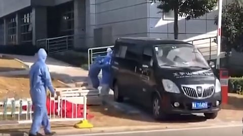 فيديو يوثق مشهدًا مؤثرًا لزوجة مدير مستشفى ووهان المتوفى مع جثمانه