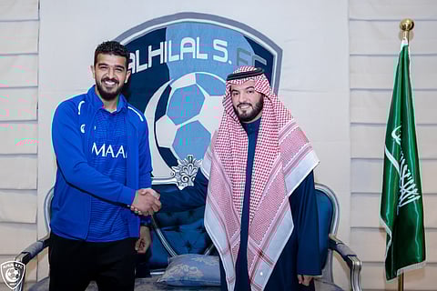 صورة.. المعيوف يحتفل مع لاعبي الهلال بتجديد عقده