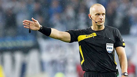 بالفيديو.. مشجع اتحادي يطالب حكم الكلاسيكو باحتساب ركلتي جزاء ويعده بالمعصوب