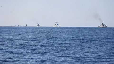 إيران تحتجز سفينة و13 بحارًا أجنبيًّا على متنها.. بزعم تهريب الوقود