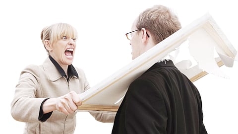 بسبب مغازلته لأخرى.. سيدة تفقأ عين زوجها وتُصيبه بعاهة مستديمة