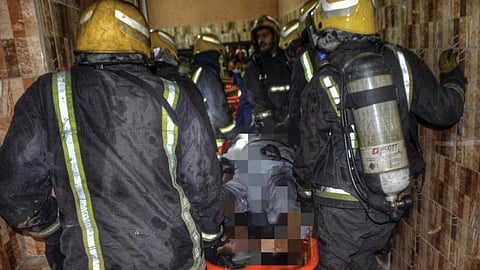 بالصور.. السيطرة على حريق ونقل مريض احتجزته النيران بحي الجامعة في مكة