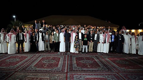 بالصور.. «الخارجية» تنظِّم زيارة للدبلوماسيين في المملكة وعائلاتهم إلى حقل شيبة النفطي