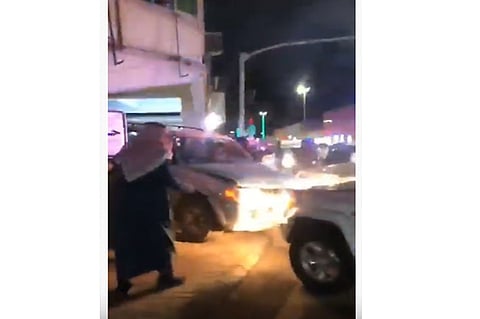 شرطة الجوف تقبض على قائد مركبة قاوم السلطات واصطدم بسيارة متعمدًا