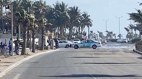 بالصور.. مرور جدة ينبه لأمواج الكورنيش.. ويحول حركة السيارات «مؤقتًا»