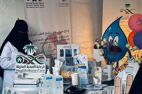 بالصور.. مستشفى الشفاء يقدم خدماته لزوار مهرجان«الحنيني41» بعنيزة