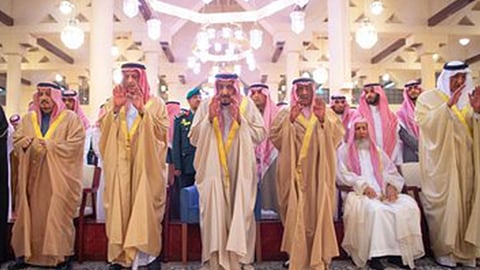 خادم الحرمين يؤدي صلاة الميت على الأمير طلال بن سعود