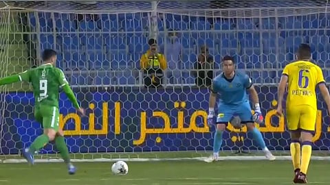 الأهلي يضرب النصر بثنائية مثيرة في الشوط الأول