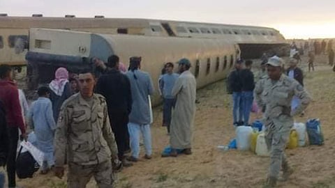 بالفيديو.. انقلاب قطار ووقوع إصابات بين الركاب في مصر.. و«السكة الحديد»: لا وفيات